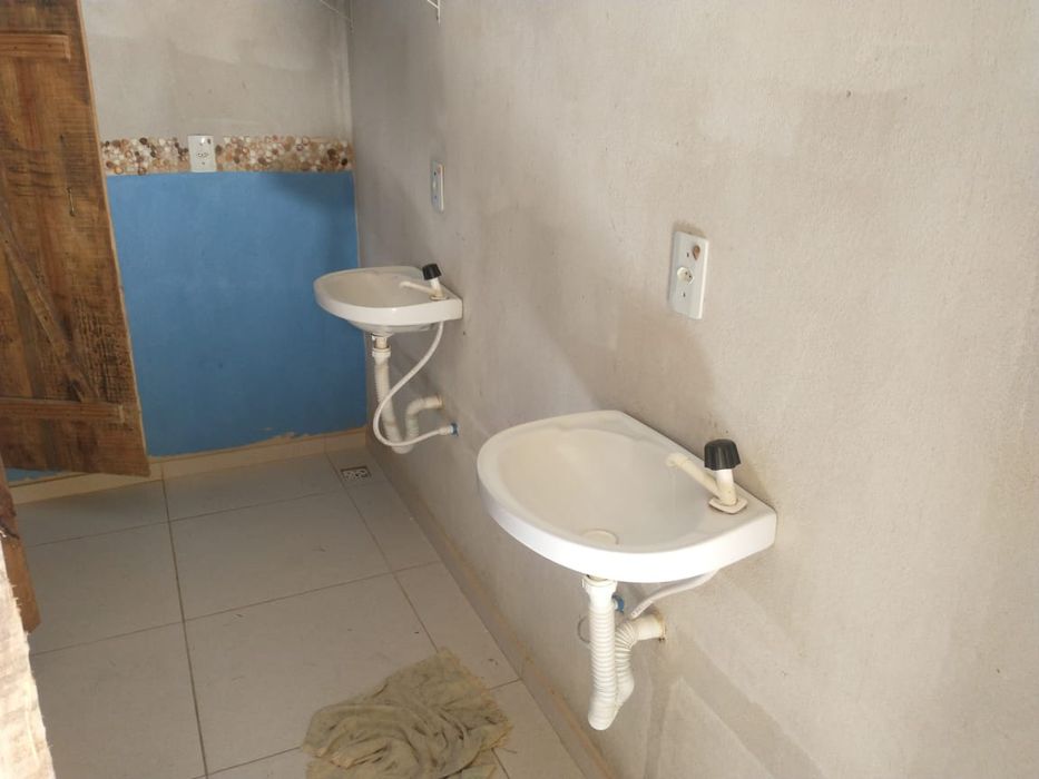 Serviços de pintura, serralheiro e marceneiro.