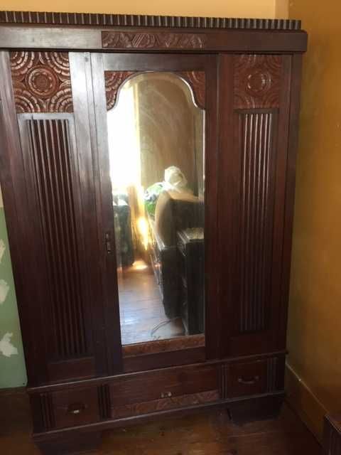 Mobília de quarto maciça.