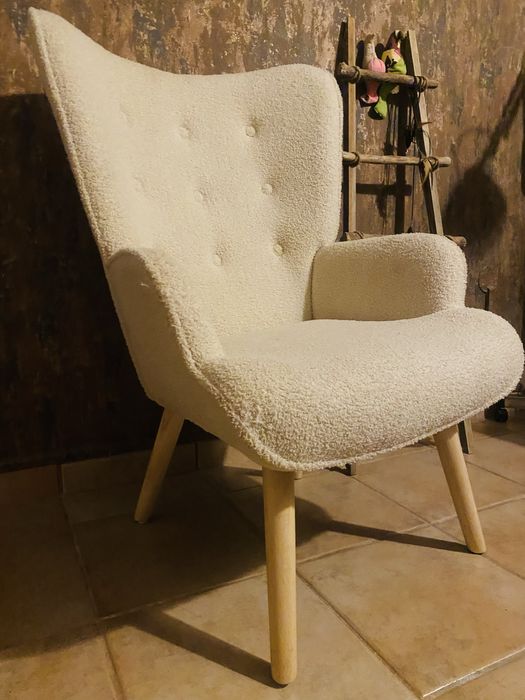 Poltrona  em pelo bege