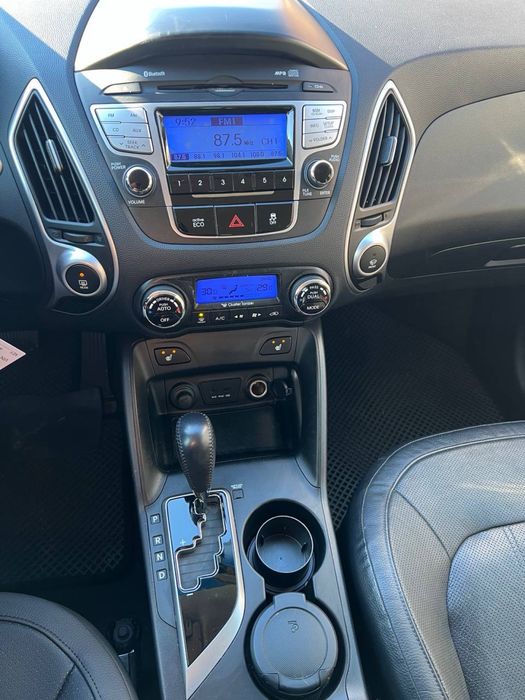 В продажу Hyundai Tucson/IX35 2 літра дизель передній привід із Кореї