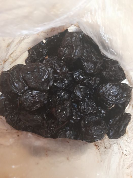 Домашній чорнослив з кісточками