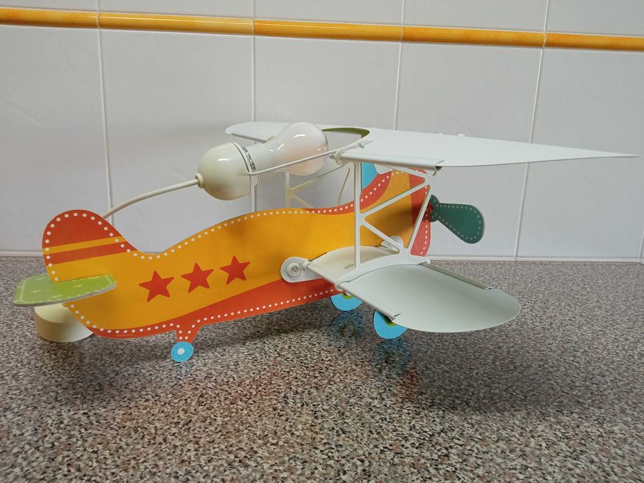 Candeeiro para quarto de criança, em forma de avião