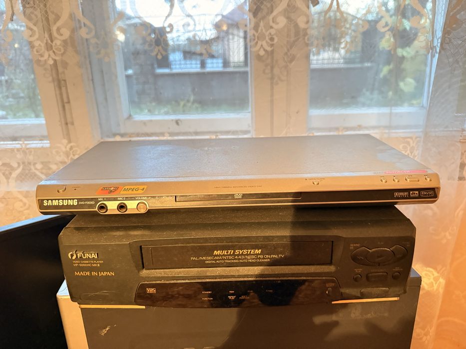 Відеомагнітофон та двд