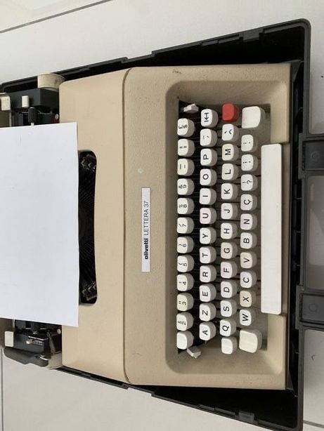 Máquina de escrever Olivetti Lettera 37