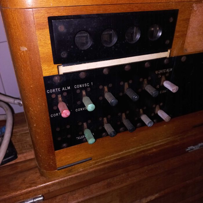 PBX antigo em madeira
