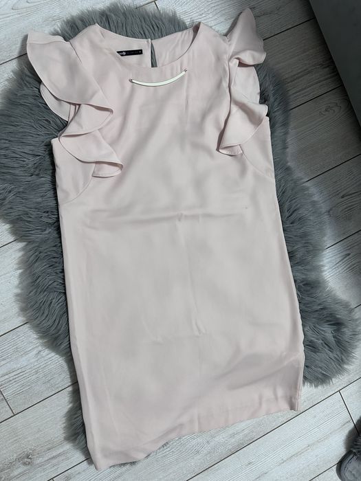 Пудрова сукня з акцентними плечима