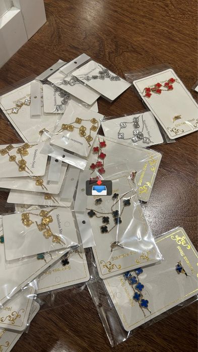 Pulseiras brincos colares aneis