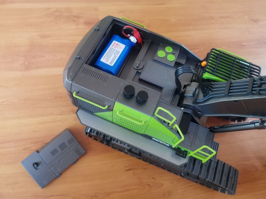 Máquina escavadora RC HUINA 1593 1:14 pá metálica 2,4GHZ.