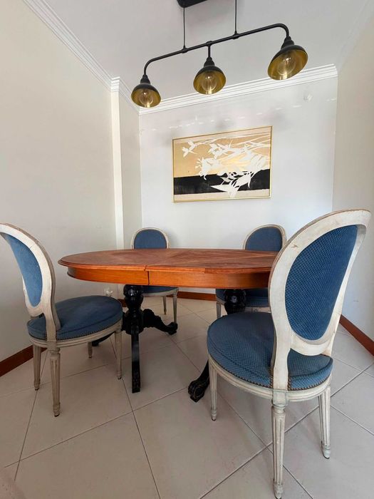 mesa extensível e 4 cadeiras estofadas