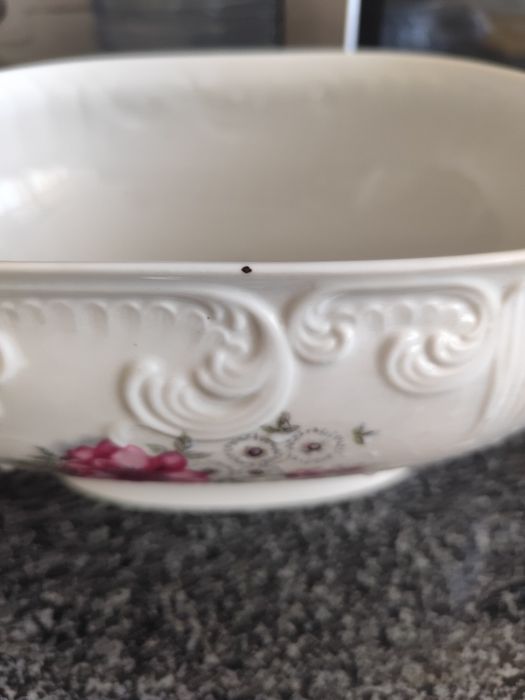 Terrina Vista Alegre com tampa.Vintage.1948-1968.a e uma travessa oval.