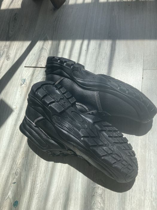 Sapatos de trabalho tamanho 44