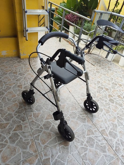 Andador de Rodas Com Assento