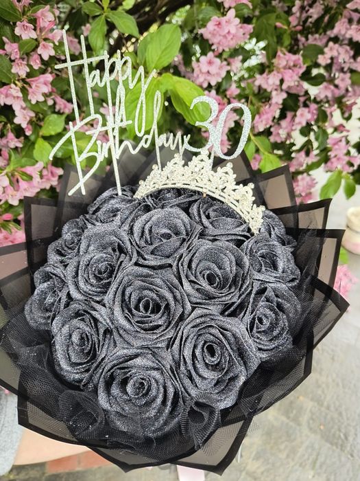 Bukiet róż czarnych  z brokatem ze wstążki. Wieczne róże. Dzień mamy