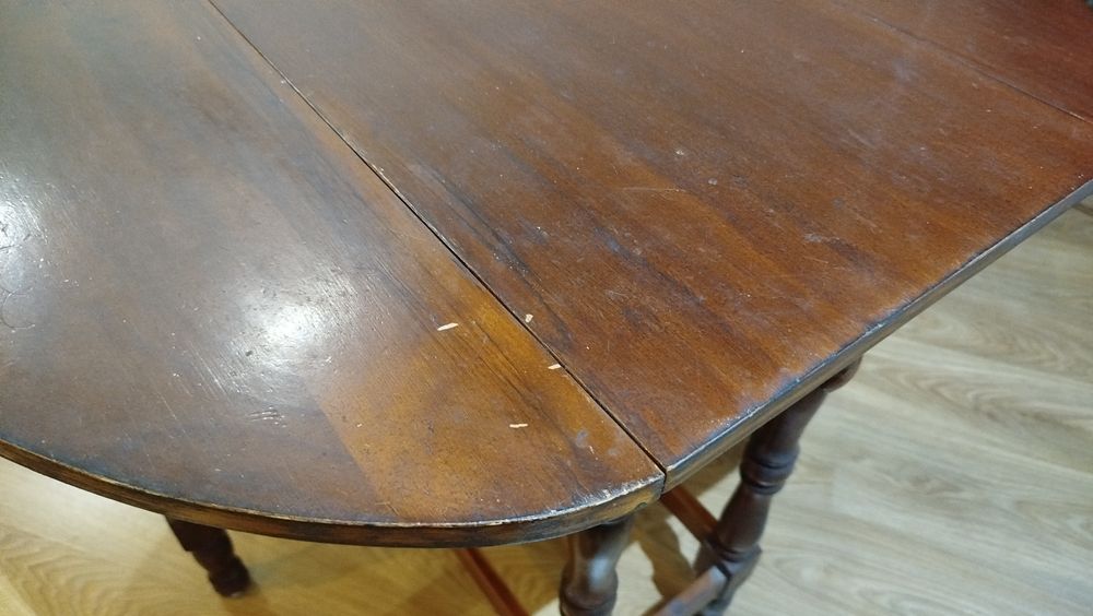 Mesa de madeira cor mogno