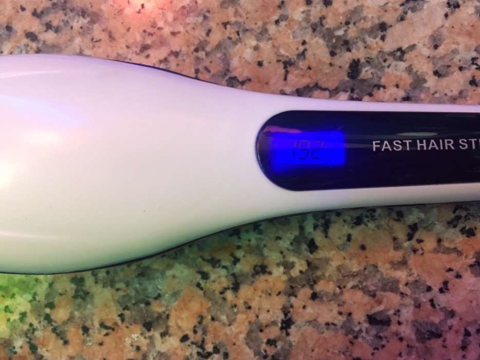 Escova Alisadora Branca com LCD