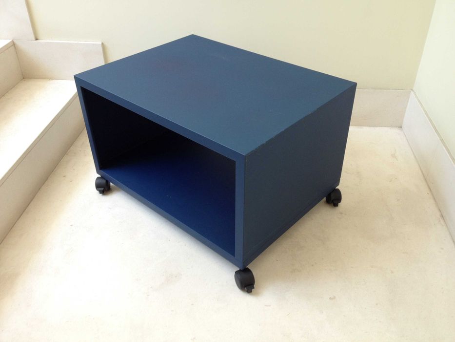 Móvel de apoio metálico com rodas