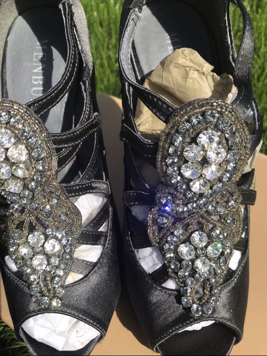 Sandalias com apliques de pedras