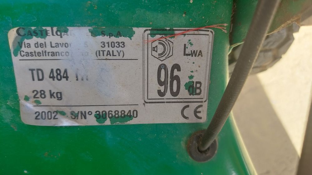Corta relva com motor de combustão 4CV e com tracção.