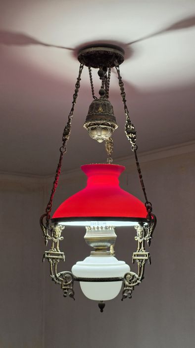 Candeeiro suspenso antigo em latão e vidro vermelho
