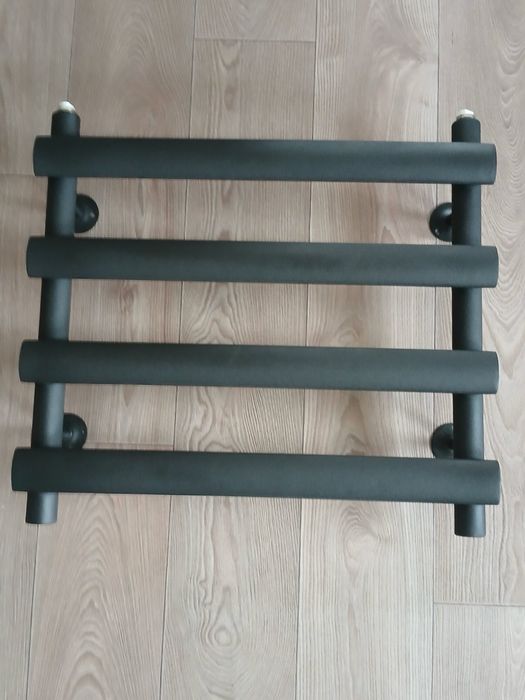 Рушникосушка Menton 4 500x500 чорна в індивідуальне опалення