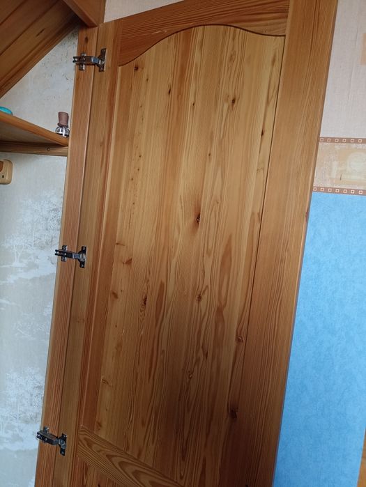 Drewniane sosnowe drzwi do szafy