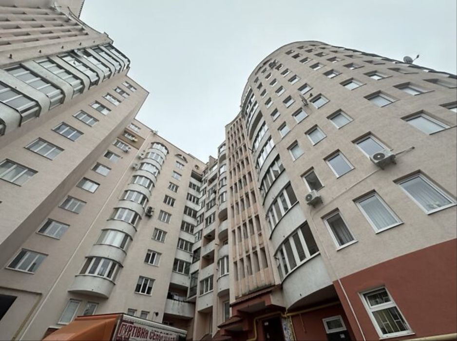 Продається 3-кімнатна квартира проспект Степана Бандери,р-н Східний