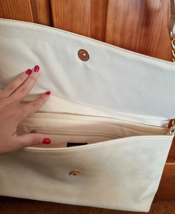 Mala bege e dourada com trabalhado, com cerca de 35x22cm - nunca usada