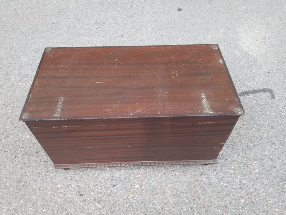 Arca trabalhada em madeira