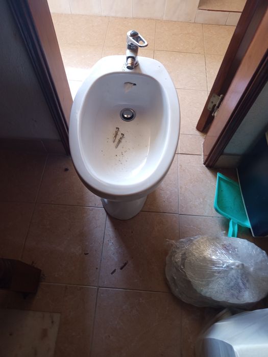 Bide, com torneira, e parafusos de fixação