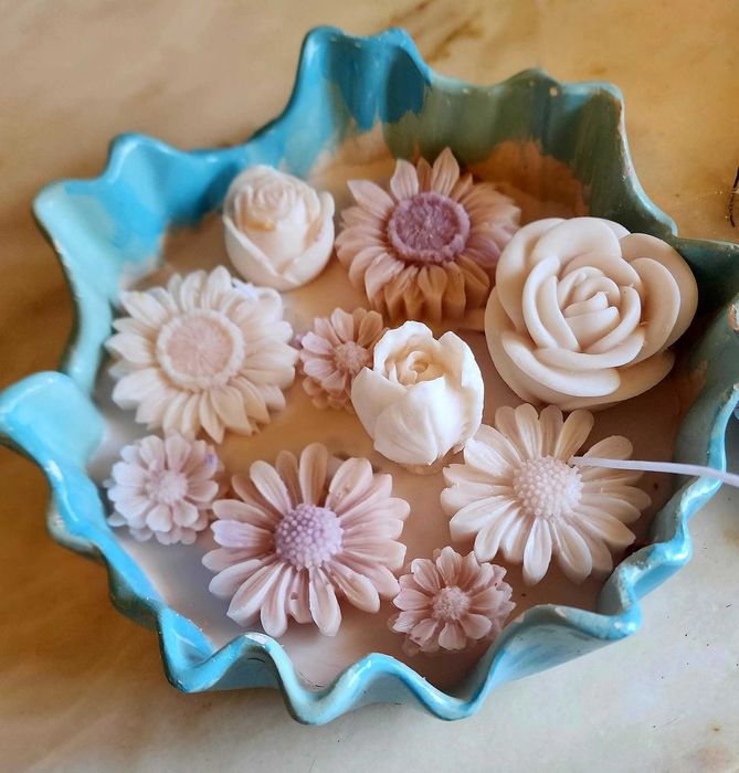 Vela artesanal com flores em taça azul | Feito à mão em Portugal