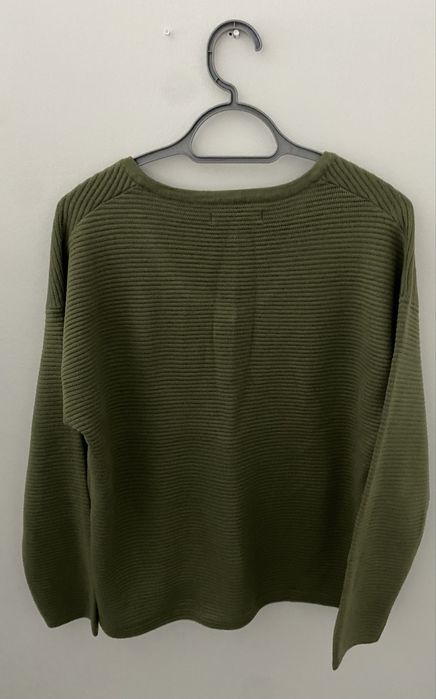 Oliwkowy khaki sweterek sweter dekolt w serek amisu r. 40