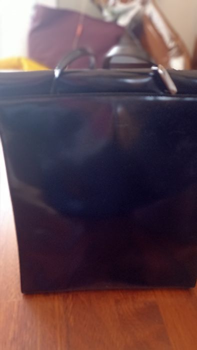 Mala Furla preta em pele envernizada vintage