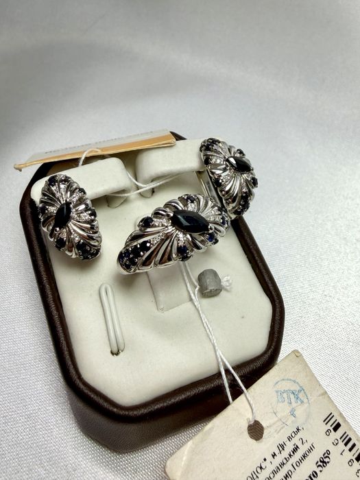 Золотий набір сережки та каблучка з діамантами та сапфірами