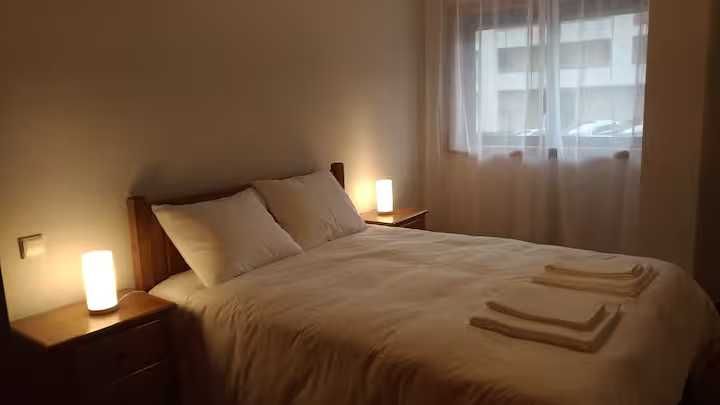 Mobília de Quarto de Casal Completa (Cama 140x190 + Colchão + 2 Mesinhas)