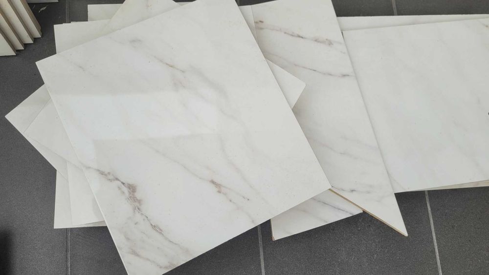 Gres w odcieniach szarości, pozostałości po remoncie