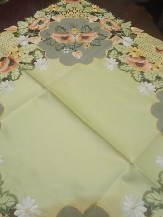 Obrusik kwadratowy poliestrowy  haftowany 85/85 cm