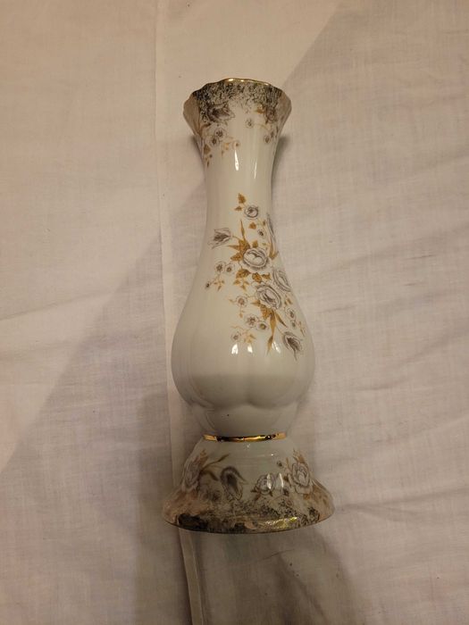 Porcelanowy wazon, świecznik i serwetnik z Chodzieży