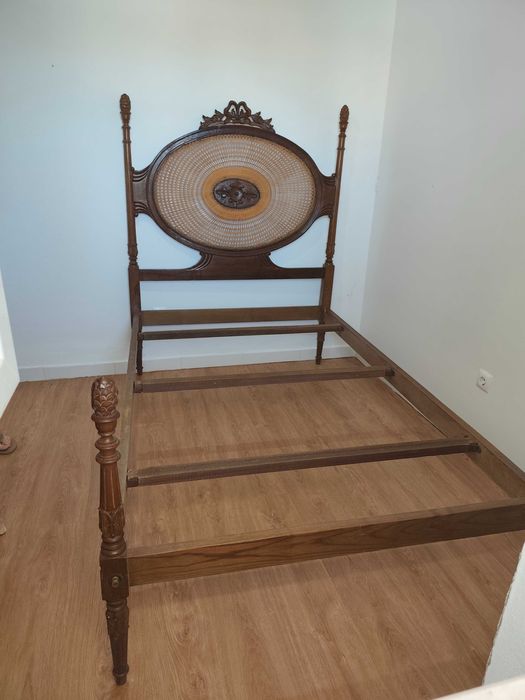 Cama antiga palhinha