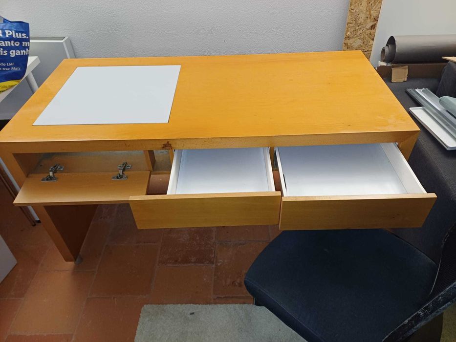 Secretaria em madeira maciça com cadeira