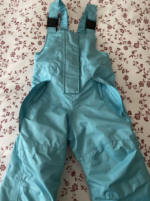 Jardineiras de criança para a neve