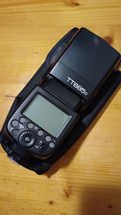 Canon  EOS 77D com vários acessórios