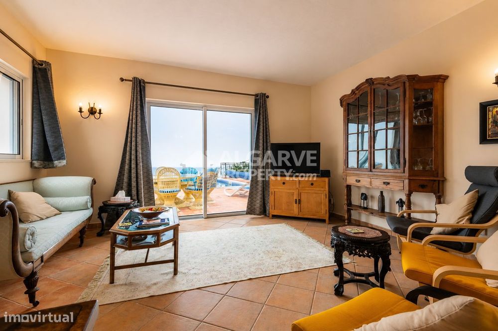 Moradia com Vistas Panorâmicas e Terreno em Estoi