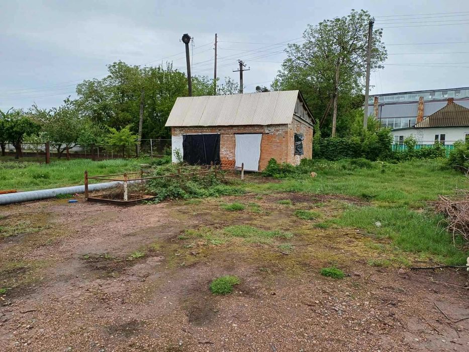 Продаж нежитлових будівель за адресою Прилуцький район, селище Ладан