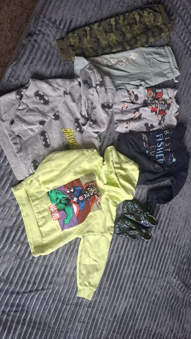 Zestaw  dla chłopca pantofle 25 bluzy , spodnie