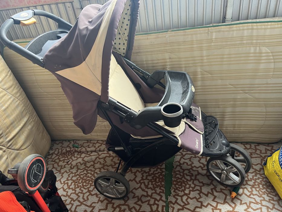 Детская прогулочная коляска