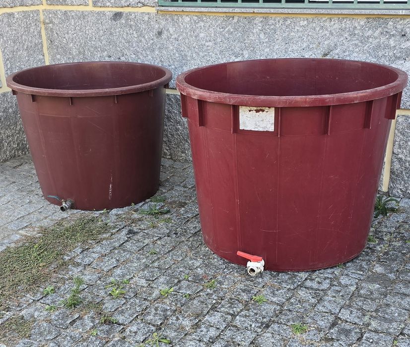 2 dornas de plástico de 300 e de 500 litros
