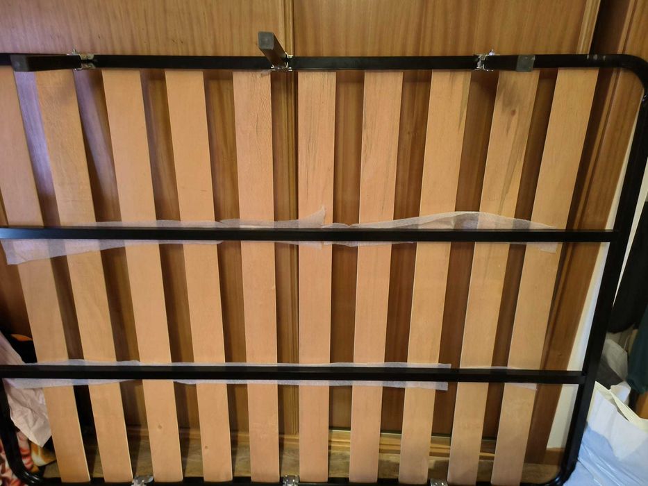 Cama em madeira maciça, com estrado para colchão 140x190. Colchão não incluído