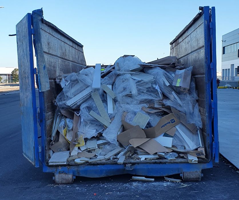 ENTULHO de OBRAS e LIXO recolhemos tudo em carrinhas e contentores