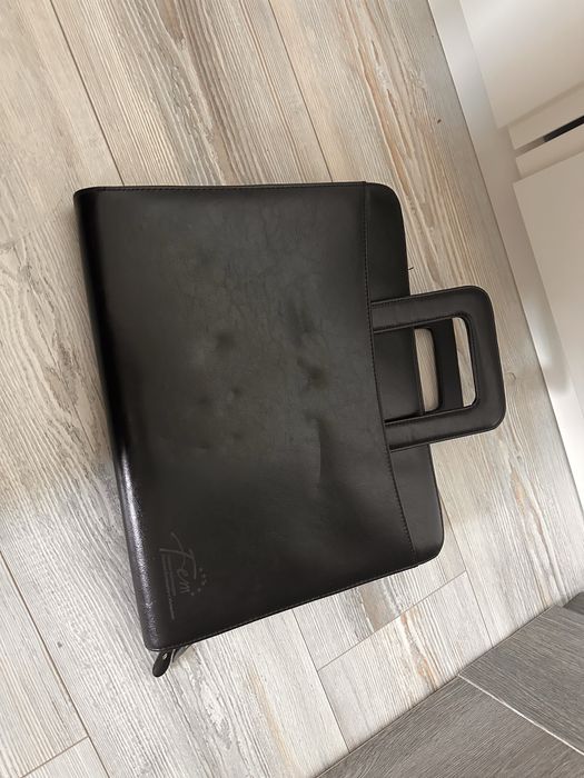 Czarna skórzana aktówka