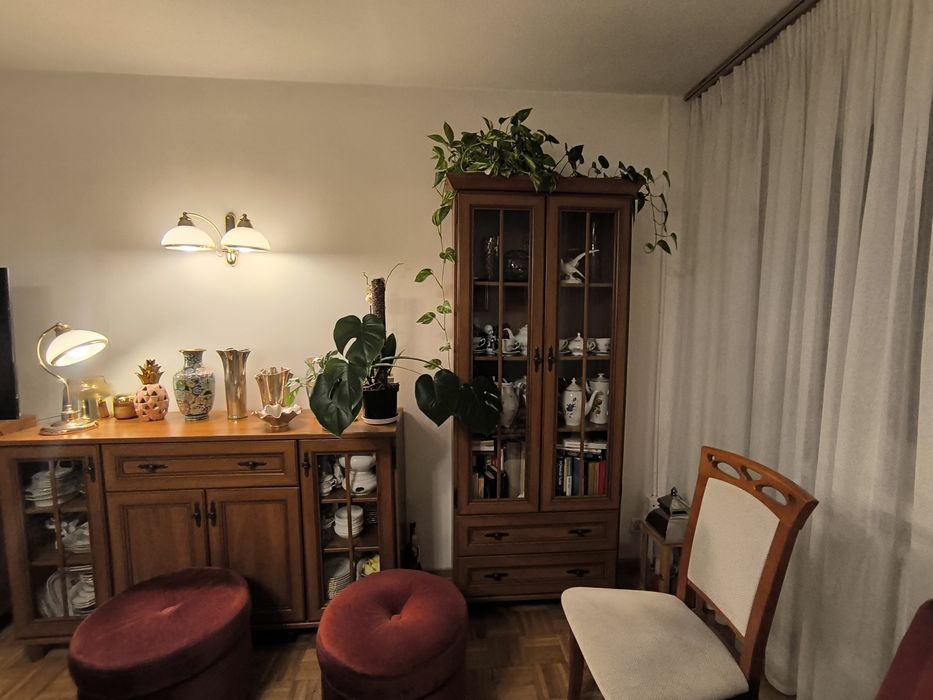 Elegancki komplet mebli do salonu – bordo, welur, stół, 8 krzeseł, komody i oświetlenie